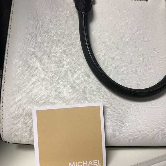 Michael Kors White & Black Purse - Picture 2 of 5